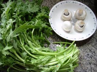 蘑菇炒茼蒿的做法步骤：1