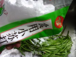 蘑菇炒茼蒿的做法步骤：2