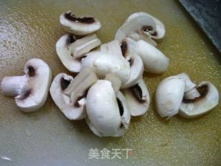 蘑菇炒茼蒿的做法步骤：6