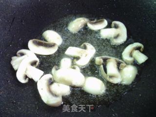 蘑菇炒茼蒿的做法步骤：7