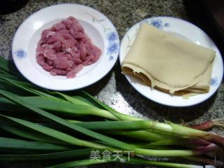 瘦肉大蒜炒千张的做法步骤：1