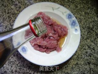 瘦肉大蒜炒千张的做法步骤：2
