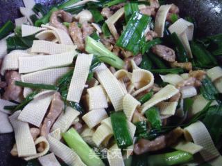 瘦肉大蒜炒千张的做法步骤：12