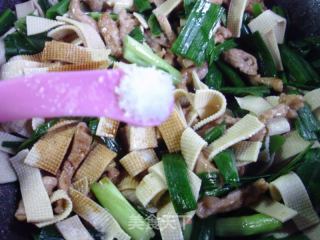 瘦肉大蒜炒千张的做法步骤：14
