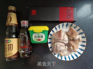 阿胶酱焖肉的做法步骤：1