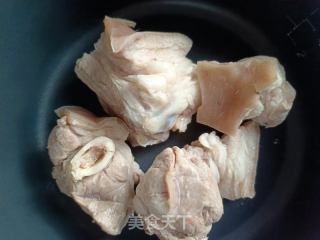 阿胶酱焖肉的做法步骤：2