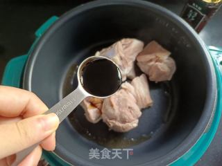 阿胶酱焖肉的做法步骤：4