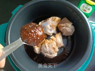 阿胶酱焖肉的做法步骤：5