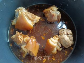 阿胶酱焖肉的做法步骤：7