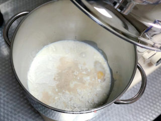 牛奶餐包的做法步骤：2