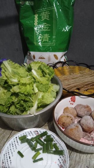 小白菜丸子汤的做法步骤：1