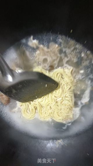 鲜掉眉毛的海鲜面的做法步骤：4