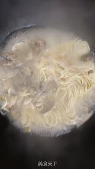 鲜掉眉毛的海鲜面的做法步骤：5
