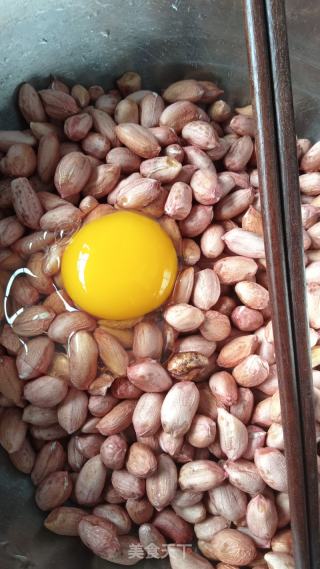 油炸五香花生米的做法步骤：1