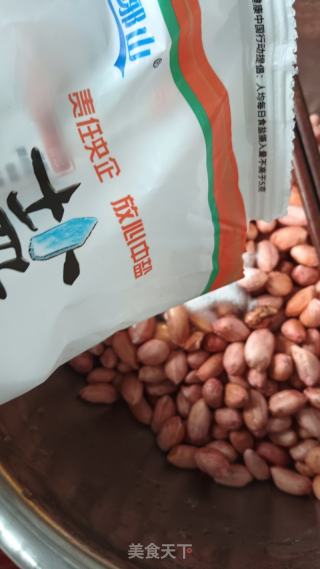 油炸五香花生米的做法步骤：2