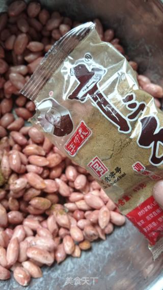 油炸五香花生米的做法步骤：4