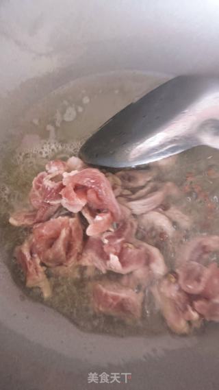 绿豆芽炒肉的做法步骤：1