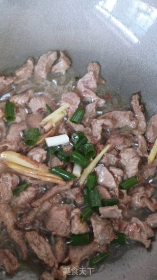 绿豆芽炒肉的做法步骤：2