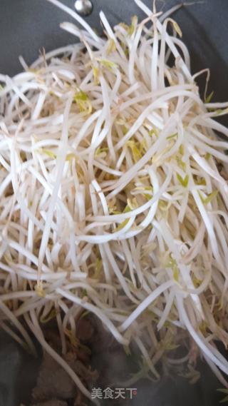 绿豆芽炒肉的做法步骤：3