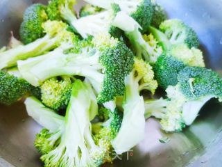 牛肉丁拌西兰花的做法步骤：2