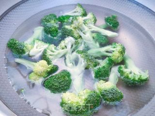 牛肉丁拌西兰花的做法步骤：3