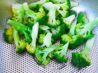 牛肉丁拌西兰花的做法步骤：4