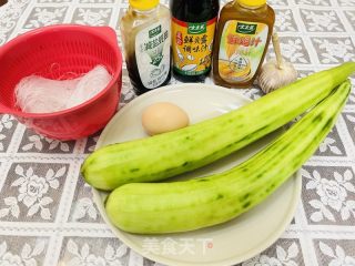 吃个比肉菜还香的素菜蒜蓉蒸丝瓜吧！的做法步骤：2
