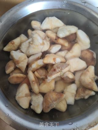 菱角胡萝卜瘦肉汤的做法步骤：3