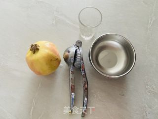 鲜榨石榴汁的做法步骤：1