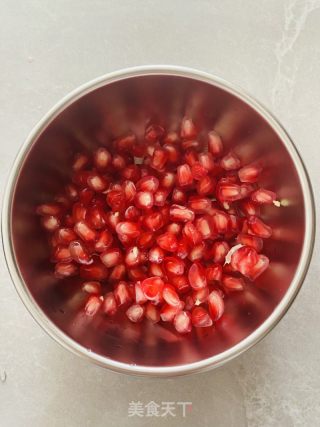 鲜榨石榴汁的做法步骤：3