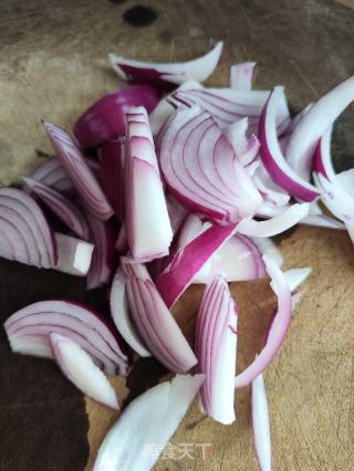 黄花菜洋葱炒鸡蛋的做法步骤：1
