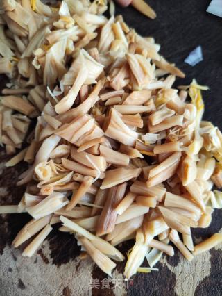 黄花菜洋葱炒鸡蛋的做法步骤：2