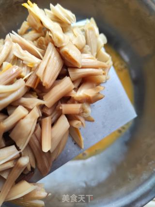 黄花菜洋葱炒鸡蛋的做法步骤：4