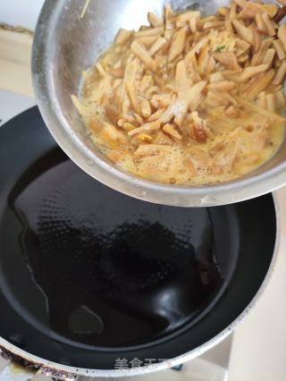 黄花菜洋葱炒鸡蛋的做法步骤：5