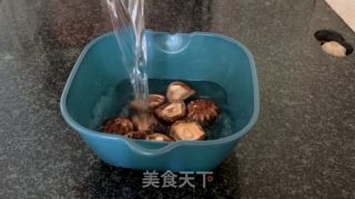 芥蓝腊肠炒饭的做法步骤：1