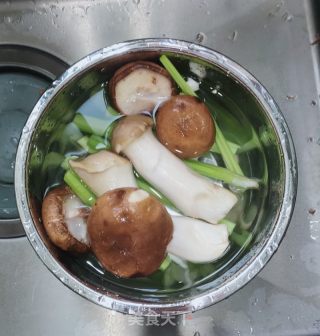 双菇炒芹菜的做法步骤：1