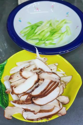 双菇炒芹菜的做法步骤：2