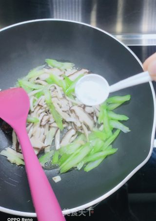 双菇炒芹菜的做法步骤：7