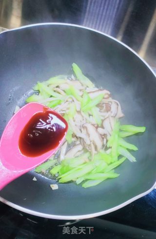 双菇炒芹菜的做法步骤：8