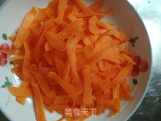 胡萝卜皮芽子炒肉的做法步骤：2