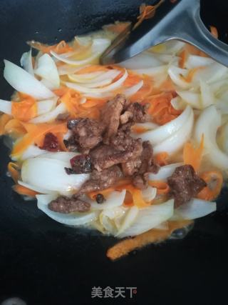 胡萝卜皮芽子炒肉的做法步骤：8
