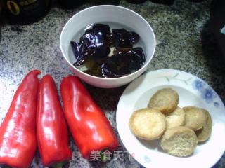 黑木耳油炸素鸡烧红椒的做法步骤：1