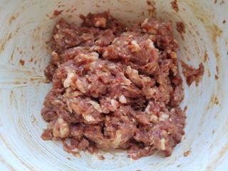 洋葱南瓜鲜肉水饺的做法步骤：1