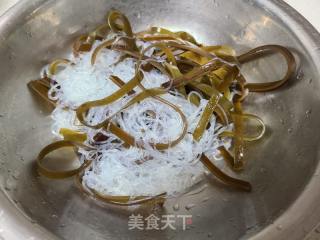 炝拌洋葱海带粉丝的做法步骤：2