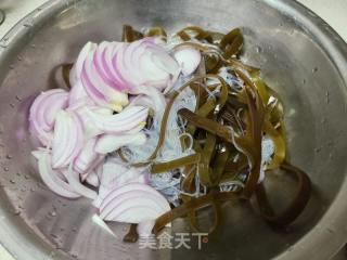 炝拌洋葱海带粉丝的做法步骤：4