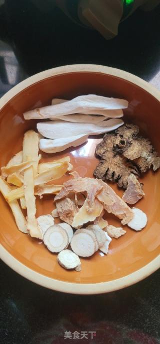 川芎白芷鱼头汤的做法步骤：2