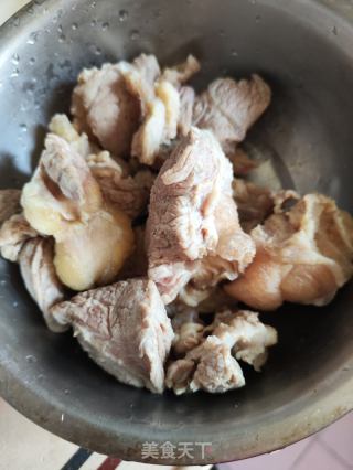 萝卜焖牛筋腩的做法步骤：1