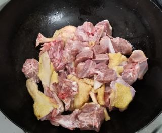 香辣啤酒鸭的做法步骤：1