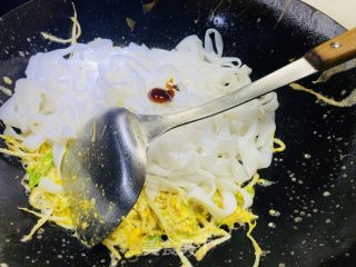 炒河粉的做法步骤：8