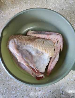 酸姜盐水鸭的做法步骤：1
